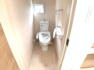 温水洗浄便座ですので、ゆっくりくつろげます。もちろん２階にも同じトイレがあります。(トイレ)