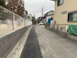 前面道路も広く、交通量も少ないため車が停めやすいです。(周辺)