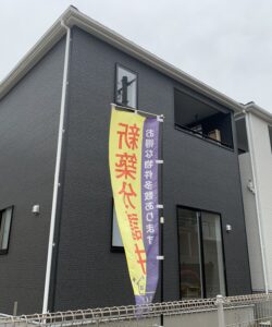右側の白い外観が２号棟です。（２，４９９万）(外観)